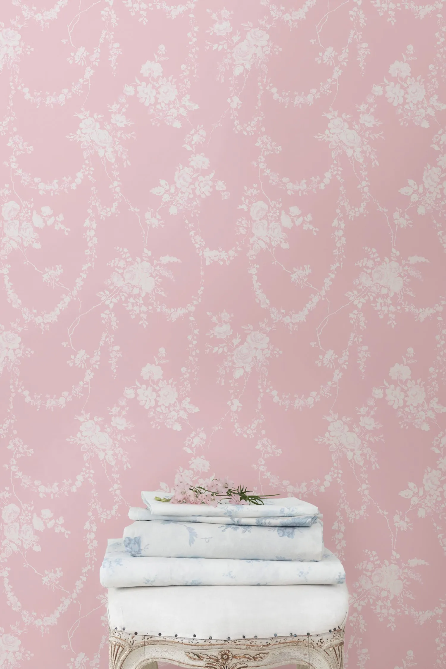 Chandelier Gates Standard Wallpaper