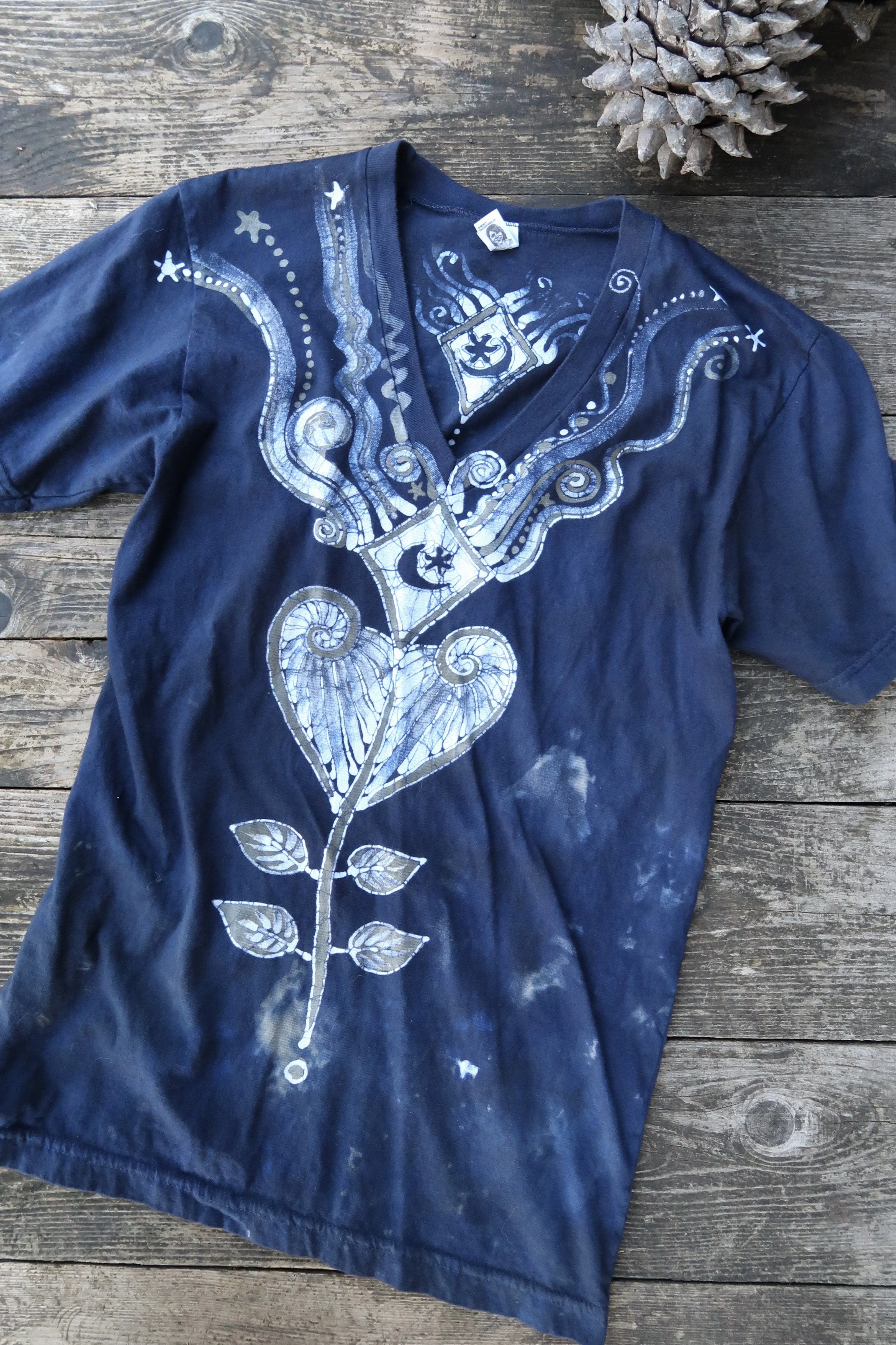 Kite Over Diamond Lake in Teal Batik Vneck Tee - Medium & Small ONLY