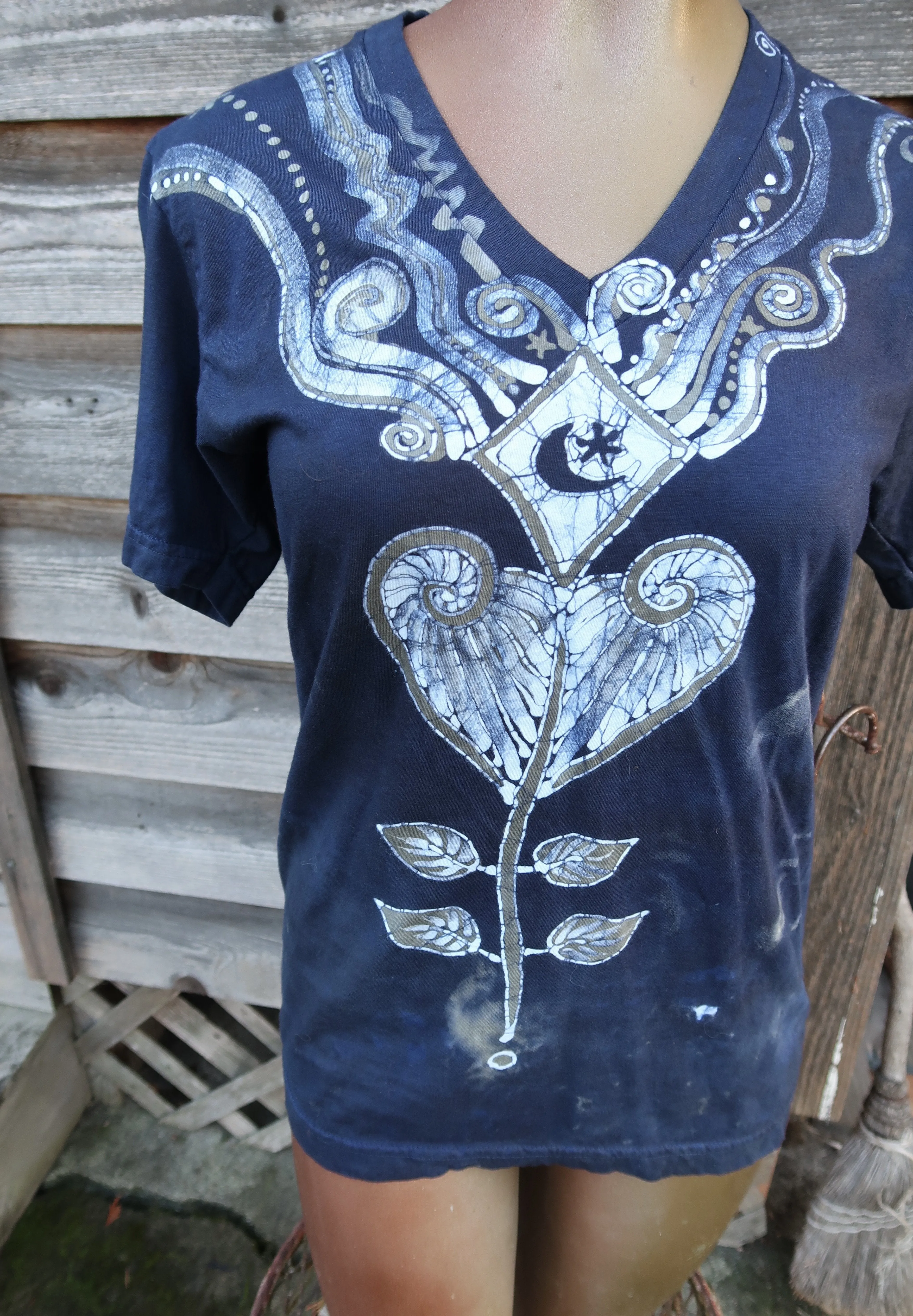 Kite Over Diamond Lake in Teal Batik Vneck Tee - Medium & Small ONLY