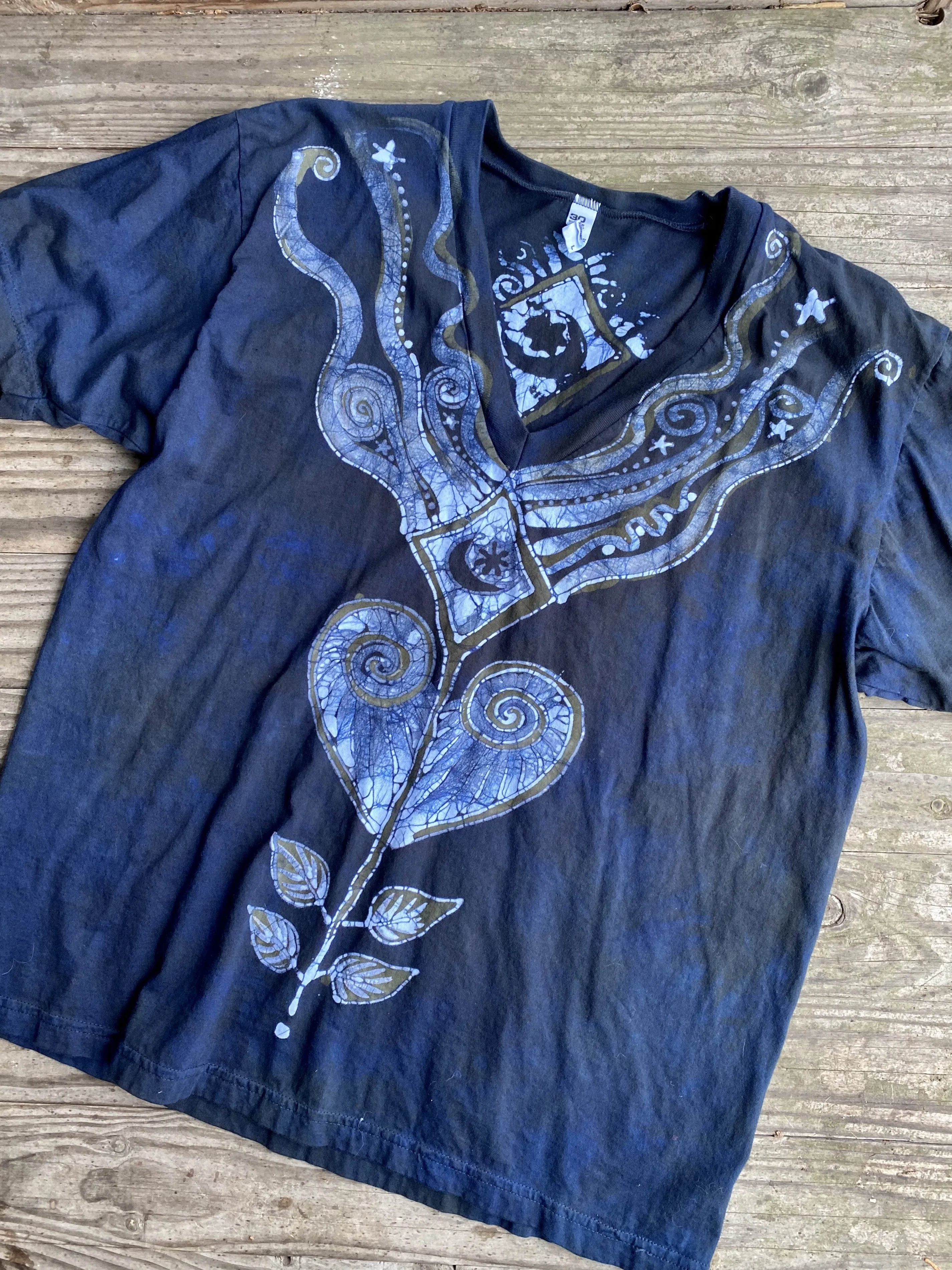 Kite Over Diamond Lake in Teal Batik Vneck Tee - Medium & Small ONLY