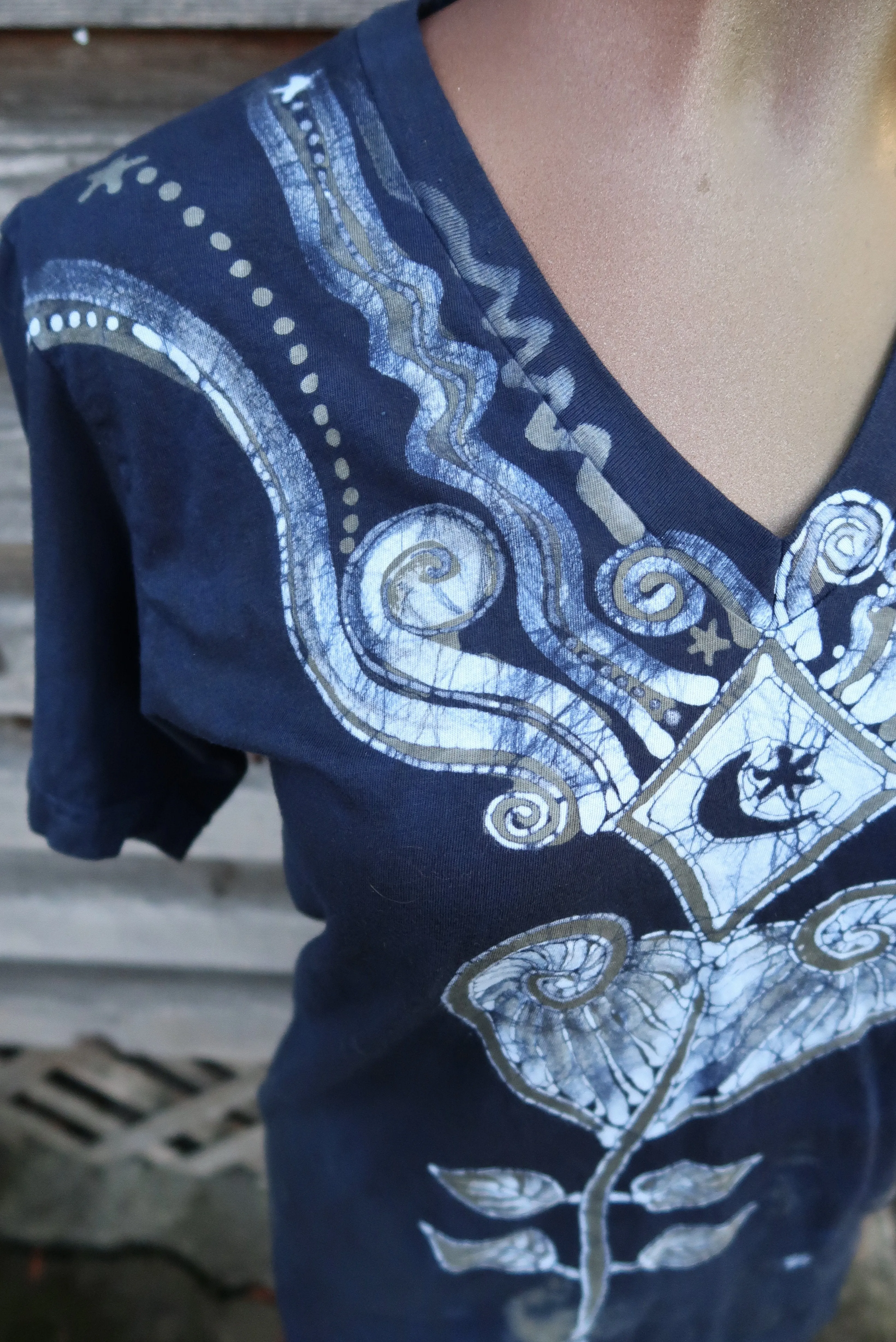 Kite Over Diamond Lake in Teal Batik Vneck Tee - Medium & Small ONLY